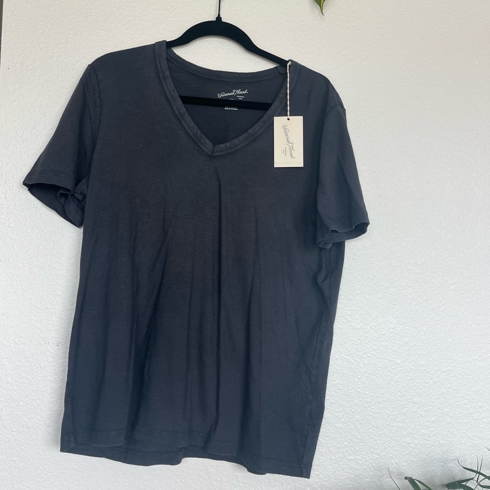 NWT UNIVERSAL THREAD TEE